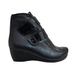 Botina casual, neagra, ce se inchide, cu doua clapete din lac