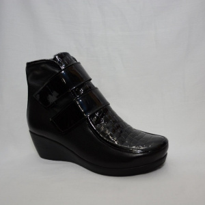 Botina casual, neagra, ce se inchide, cu doua clapete din lac