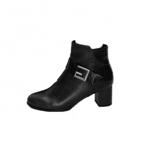 Botina scurta de culoare neagra, cu varf rotund si toc gros