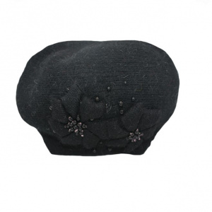 Caciula rafinata , cu design floral si margele negre