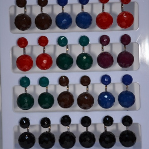 Cercel in tendinte cu cristale rotunde usor mate, nuante multicolore