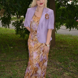 Costum elegant , in nuante mov-bej, sacou din saten