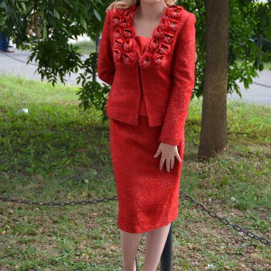 Costum rosu foarte elegant, cu fusta scurta si sacou cu maneci lungi