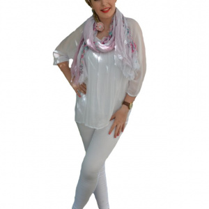 Esarfa trendy din vascoza cu aspect creponat, in culoare de roz-alb