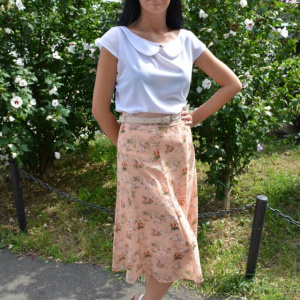 Fusta lejere, midi, nuanta de piersica, cu imprimeu floral multicolor