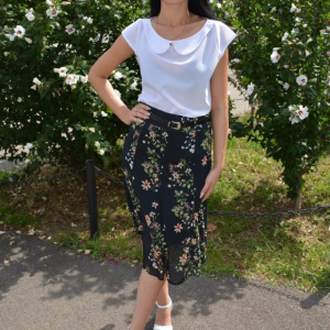 Fuste lejere, midi, nuanta de negru, cu imprimeu floral multicolor