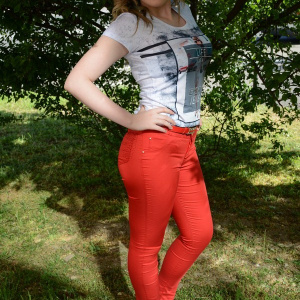 Pantalon fashion de culoare rosie, talie medie, decor de cristale