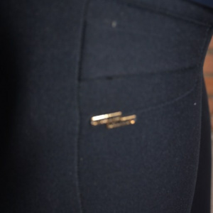Pantalon modern cu croiala cambrata pe picior, nuanta bleumarin