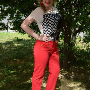 Pantalon tineresc cu croi tip pana, de culoare corai cu curea