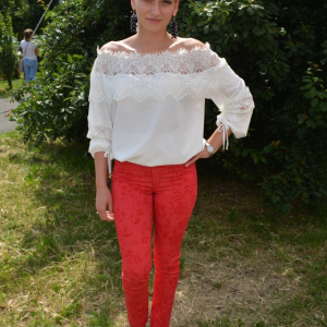 Pantalon tineresc cu design floral pe fond rosu, model lung