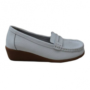Pantofi cu toc mediu-jos, pe culoare alba, din piele naturala de calitate