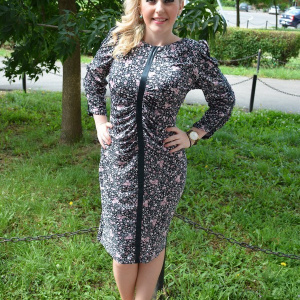 Rochie confortabila din material elastic, neagra cu flori plamanii
