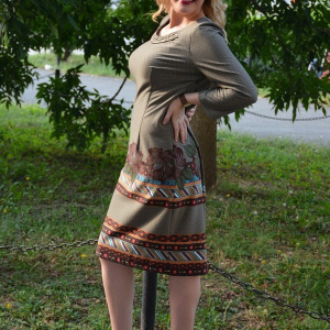 Rochie eleganta, cu flori in partea de jos, de culoare maro