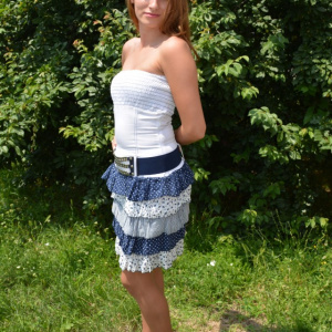 Rochie fara maneci, nuanta de bleumarin-alb, volanase