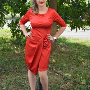 Rochie feminina, cu o crepatura pe piciorul stang, rosie