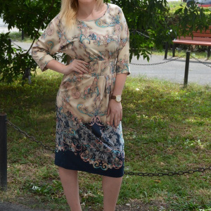 Rochie feminina, culoare bej-bleumarin cu imprimeu