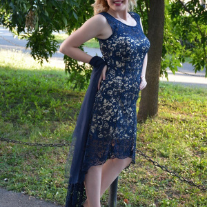 Rochie moderna cu trena, culoare bleumarin, din dantela fina