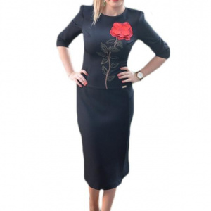 Rochie neagra cu design de motiv floral rosu iesit usor in relief