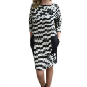 Rochie trendy negru-alb, croita lejer si prevazuta cu buzunare