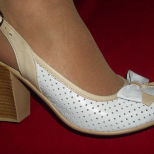 Sanda casual-elegant, de culoare alba, model cu varf inchis