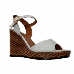 Sanda din piele naturala, de culoare alba, model simplu, casual
