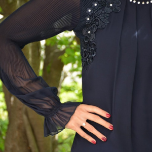 Bluza eleganta cu maneca din voal cu design plisat, bleumarin