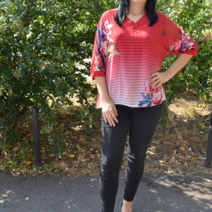 Bluza eleganta, rosie, din material vaporos, cu dungi si flori
