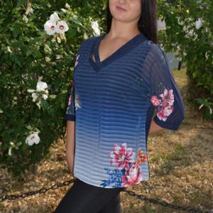Bluza lejera cu maneca trei-sfert, design floral pe fond bleumarin