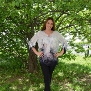 Bluza moderna, tinereasca, alba cu model de fluturi colorate