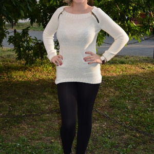 Bluza rafinata , de culoare alba cu fermoare aurii