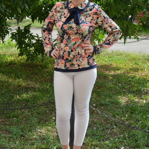 Bluza rafinata , de culoare bleumarin cu flori multicolore