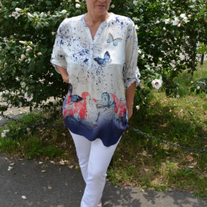 Bluza rafinata,design de nasturi, alba cu model de fluturi