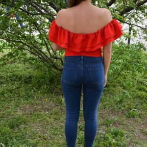Bluza rosie cu talie scurta, decolteu pe umeri si broderie florala