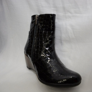 Botina moderna, de culoare neagra cu toc bej