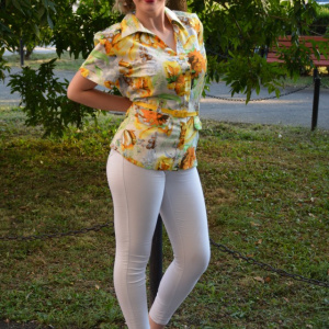 Camasa cu maneca scurta, viu colorata, cu flori pe fundal galben