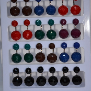 Cercel in tendinte cu cristale rotunde usor mate, nuante multicolore