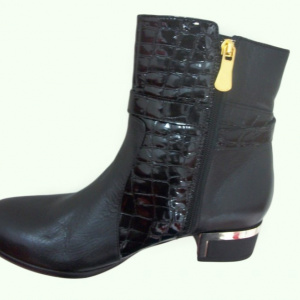 Cizma moderna, neagra cu inserti aurii pe toc BO-2256-LK