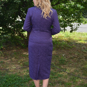 Costum deosebit, trei piese, disponibil in nuante de mov, bej, negru