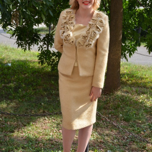 Costum elegant, bej cu insertii de blanita si flori