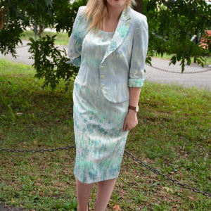 Costum elegant, frumos colorat, in nuante de verde deschis