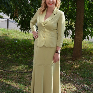 Costum elegant , in nuanta de verde deschis