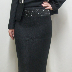 Costum negru, elegant, cu fusta midi, sacou cu maneca lung