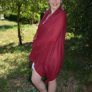 Esarfa fashion cu sclipici argintiu pe o parte, de culoare marsala