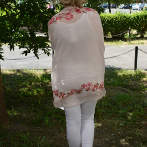 Esarfa rafinata cu broderie roz pe fond bej si franjuri pe capete