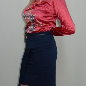 Fusta cool, lungime midi, de culoare bleumarin si design aparte
