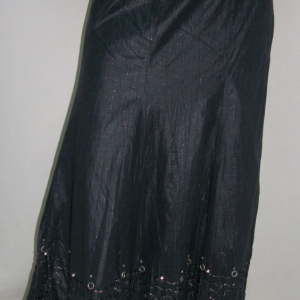 Fusta eleganta, neagra cu insertii de broderie argintie