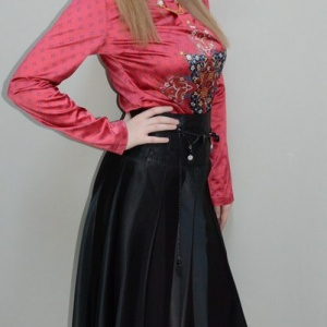 Fusta eleganta, neagra din saten cu design de broderie