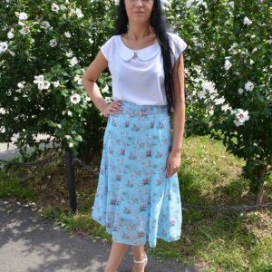 Fusta lejera, midi, nuanta de albastru, cu imprimeu floral multicolor