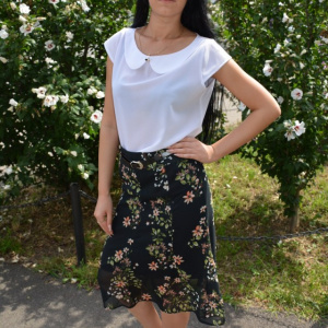 Fuste lejere, midi, nuanta de negru, cu imprimeu floral multicolor