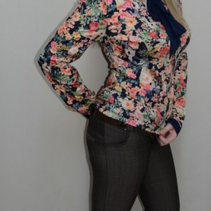 Pantalon elegant, nuanta de maro, design geometric, fermoar